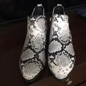 WOMEN’S SNAKESKIN BOOTIES LIKE NEW